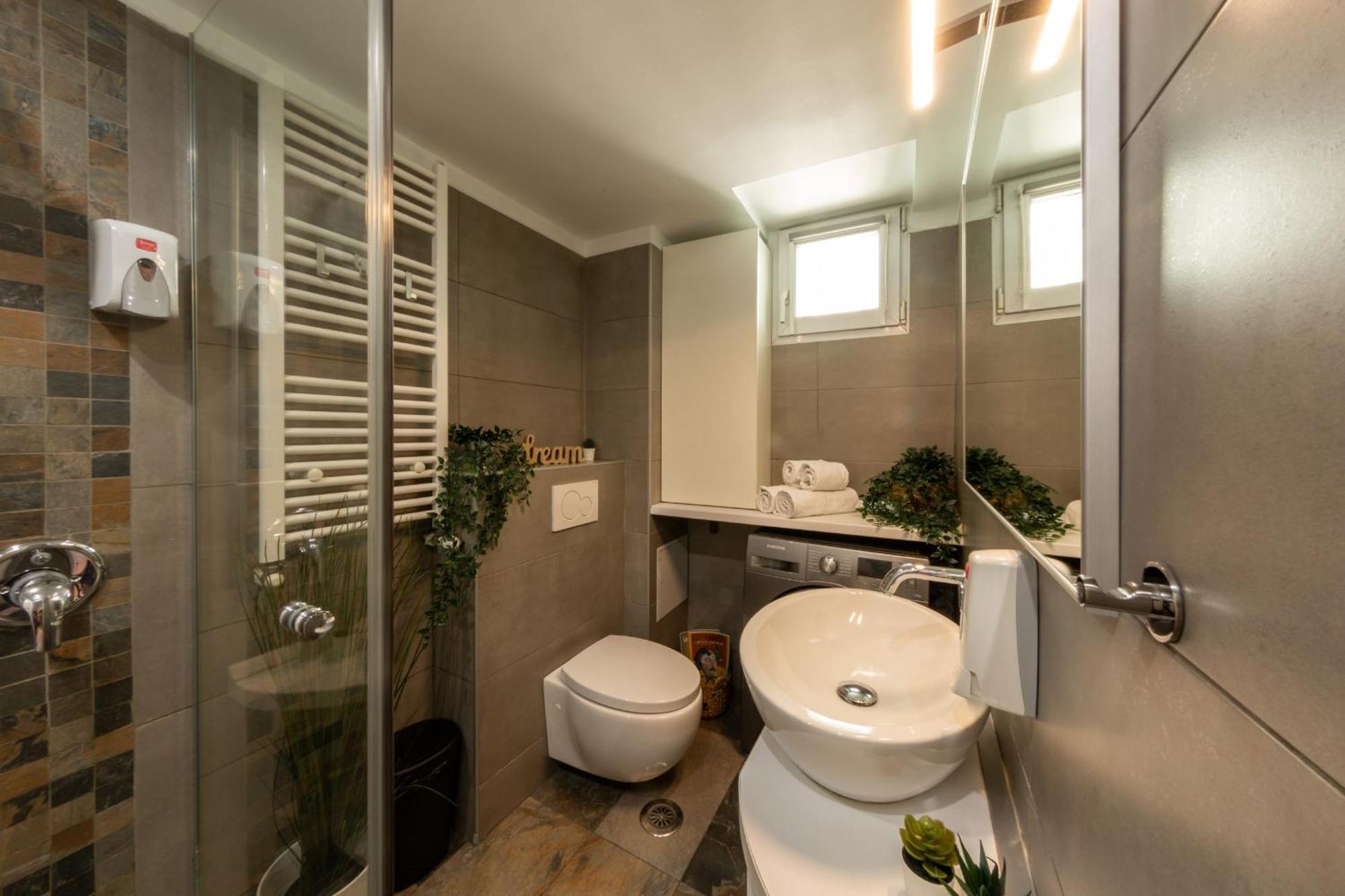 Modern 1Br Apt In The Old Town: The Perfect Choice Bukares Bagian luar foto