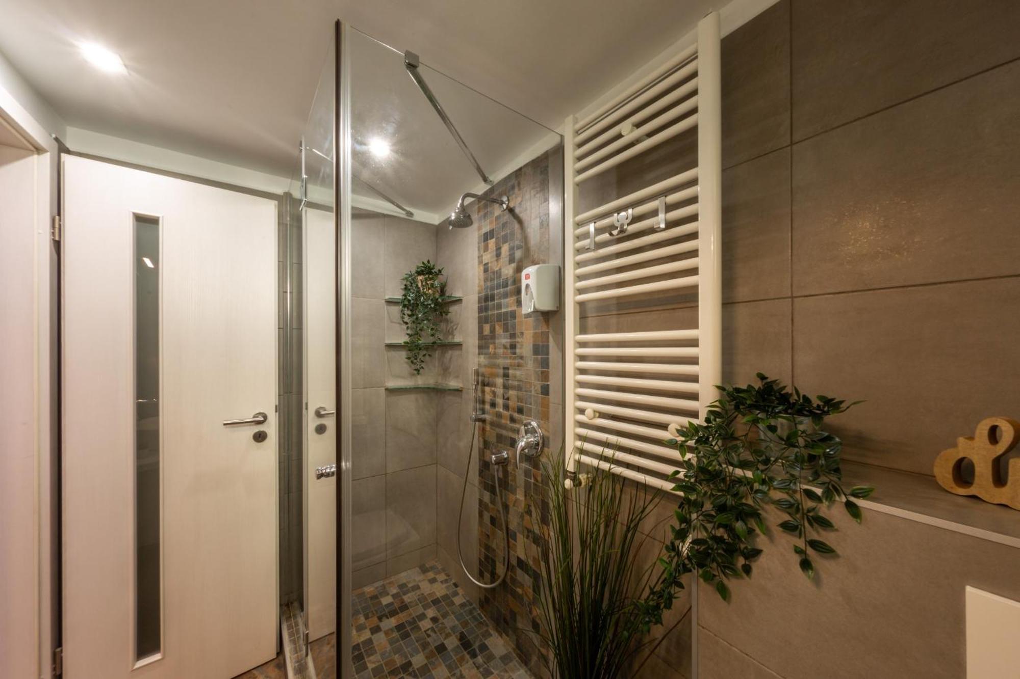 Modern 1Br Apt In The Old Town: The Perfect Choice Bukares Bagian luar foto