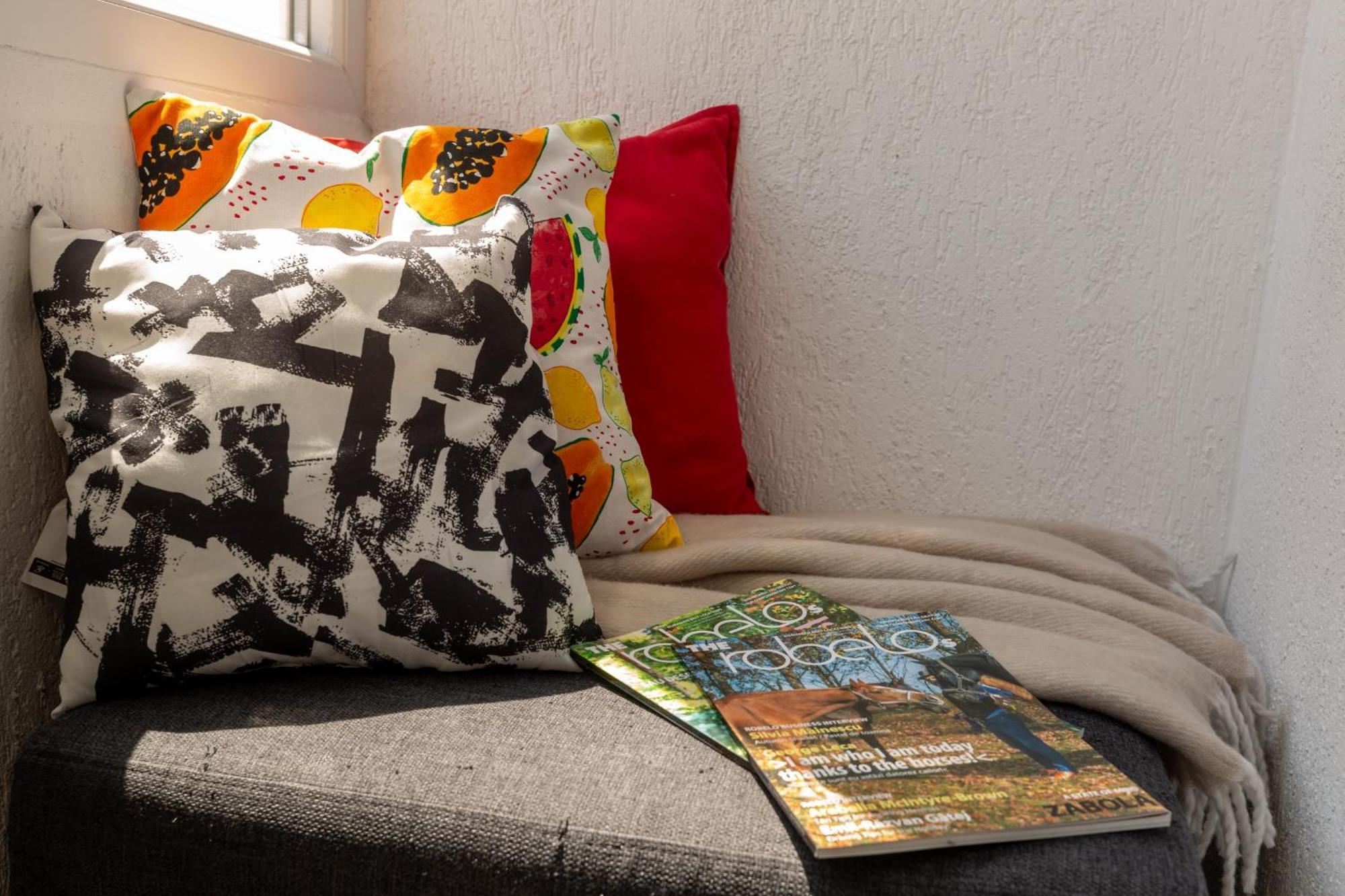 Modern 1Br Apt In The Old Town: The Perfect Choice Bukares Bagian luar foto