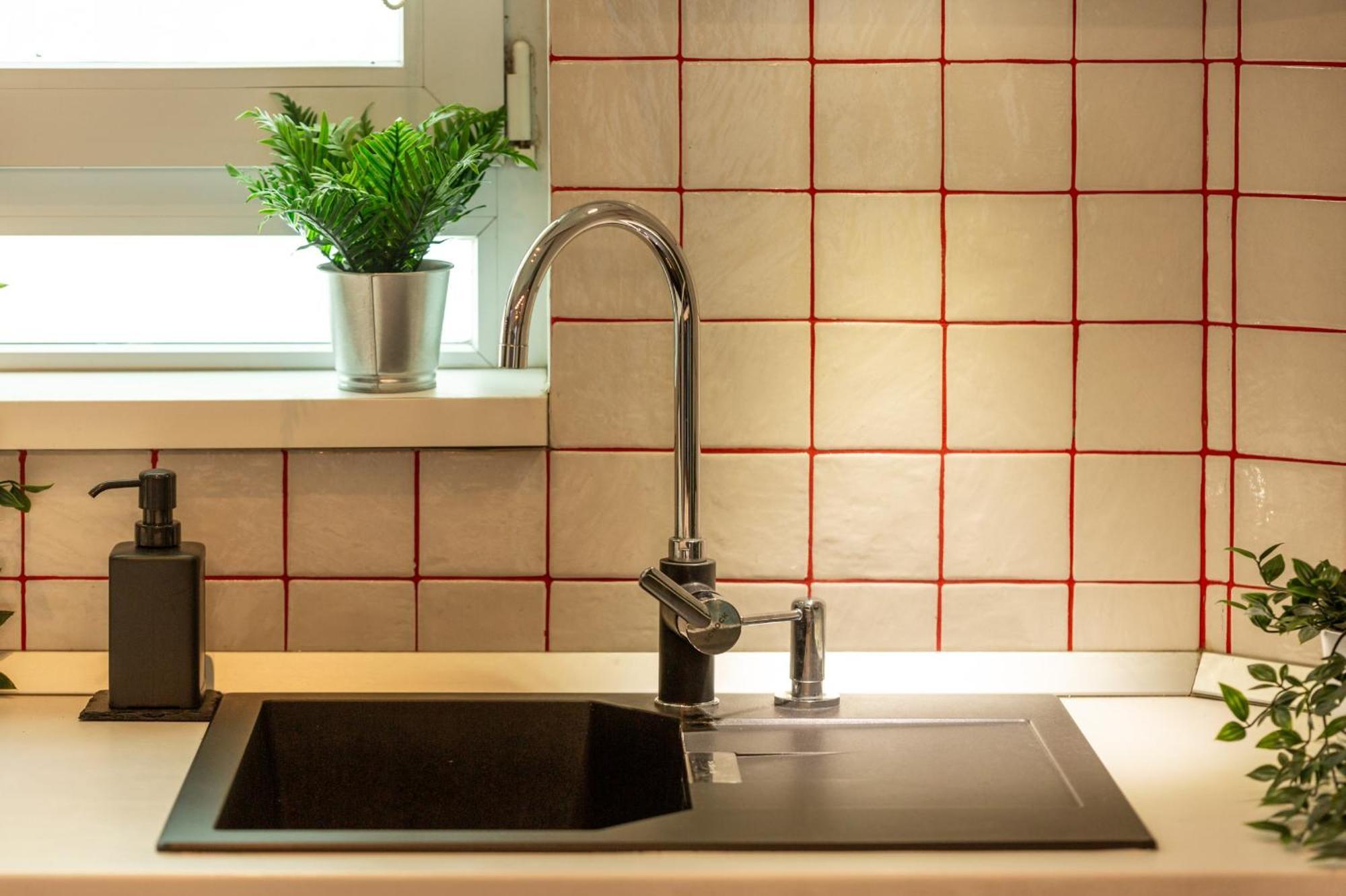 Modern 1Br Apt In The Old Town: The Perfect Choice Bukares Bagian luar foto